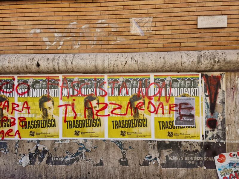 Minacce di morte e slogan cupi: odio "rosso" contro gli studenti di destra 6
