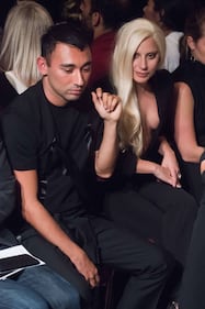 Lady Gaga, sobria ma seno in vista alla New York Fashion Week 19