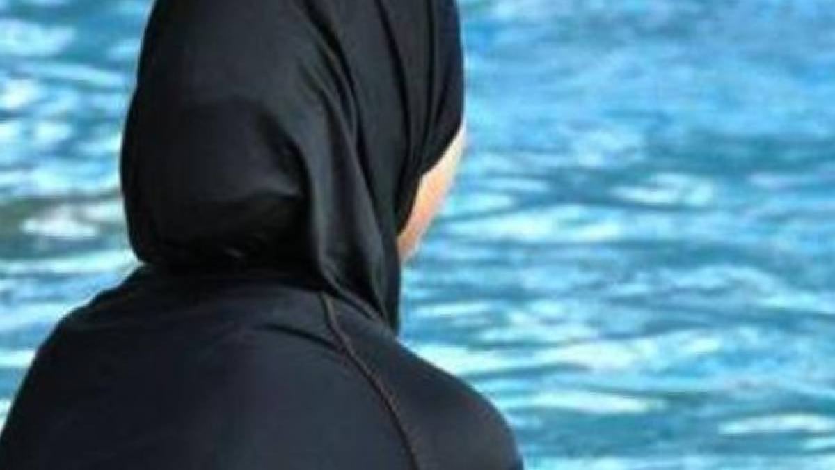 Piscina comunale, accesso consentito solo a donne islamiche con burkini