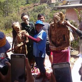 La festa col morto dei Toraja 3