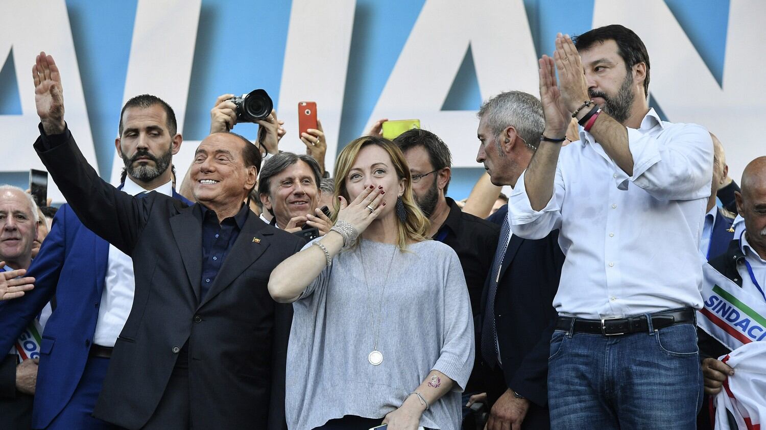 Sondaggi, il centrodestra vola: è a un passo dal 50%