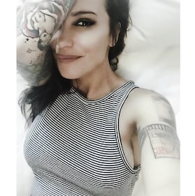 Siria De Fazio si mostra in topless 24