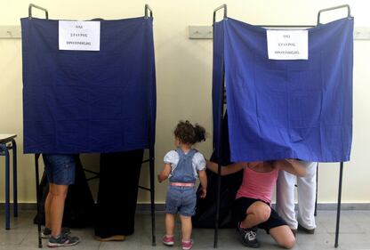 Il popolo greco al voto. Anziani e bambini alle urne per un nuovo governo 7