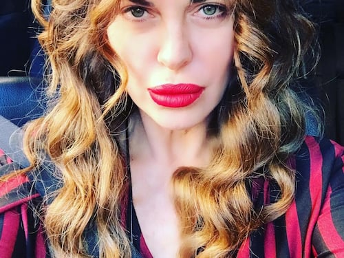 Alba Parietti osa ma qualcuno non gradisce: "Per carità, si copra"