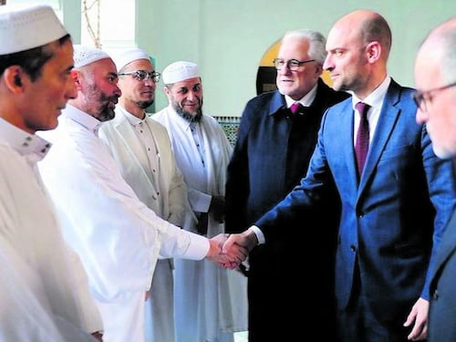 Parigi si inchina all'islam: caos sulla Grande Moschea