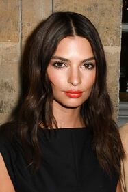 Emily Ratajkowski senza reggiseno a Parigi 28