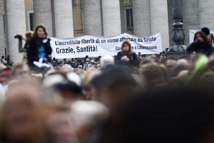 I fedeli abbracciano il Papa 15