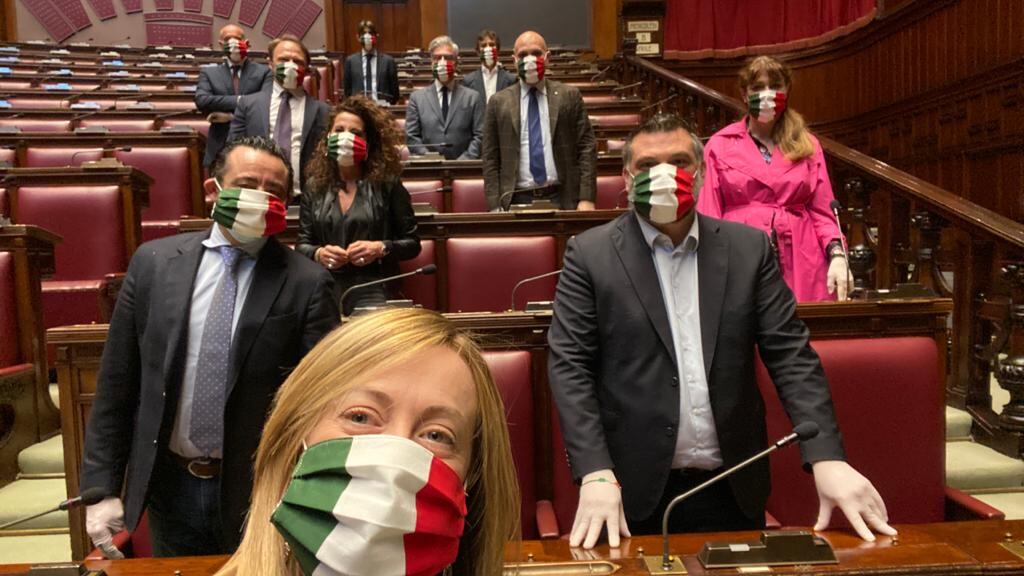 Coronavirus, deputati Fdi in aula con mascherine tricolori