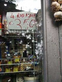 Napoli, colpi d'arma da fuoco contro market a Forcella 4