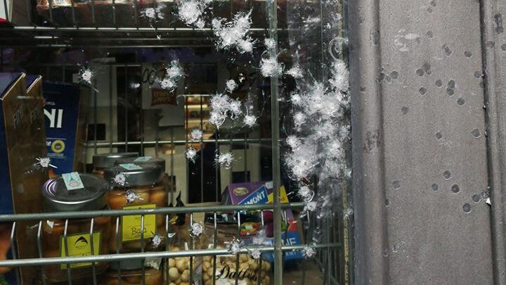 Napoli, colpi di pistola e fucile contro negozio: il titolare sfida la camorra e riapre