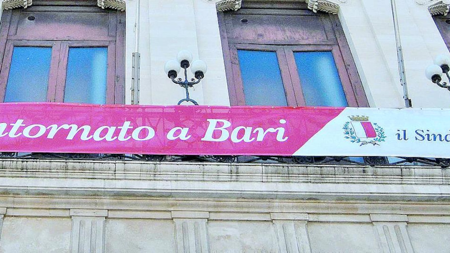 Berlusconi fa beneficenza a Bari e la sinistra litiga sullo striscione