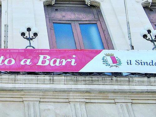 Berlusconi fa beneficenza a Bari e la sinistra litiga sullo striscione