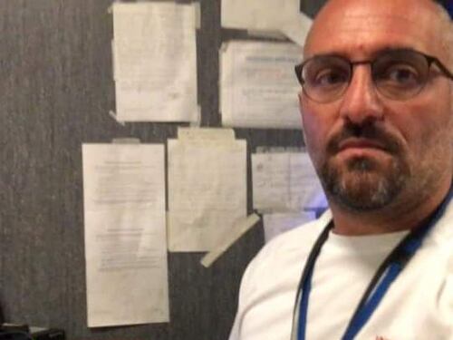 Quell'infermiere-soldato: "Mio figlio vuole il virus per potermi rivedere..."