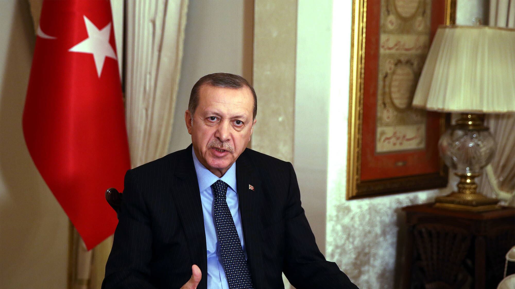 Erdogan: "Sotto attacco dei terroristi, ma non cederemo"