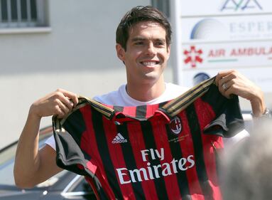 L'arrivo di Kakà a Linate accolto dall'abbraccio dei tifosi 8