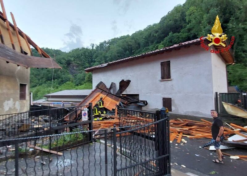 Devastazione e tetti scoperchiati, i danni in Val Seriana dopo il violento temporale 12