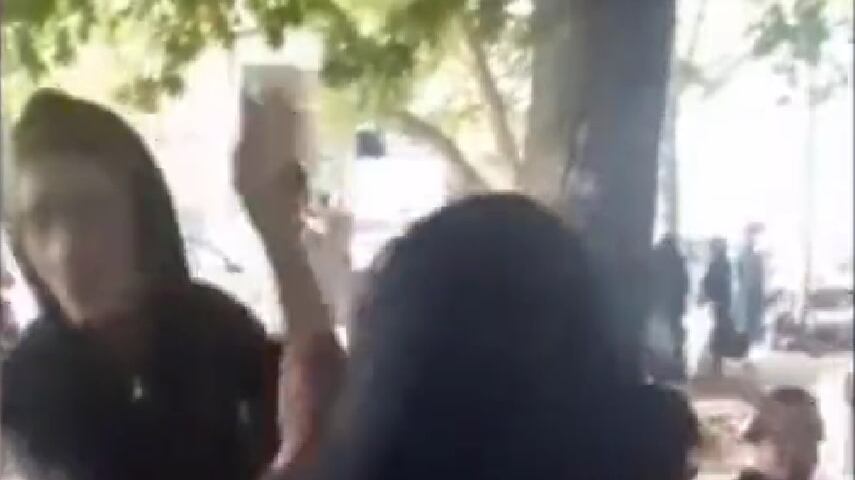 In pubblico senza velo. Il video choc: incinta aggredita e spinta a terra in Iran