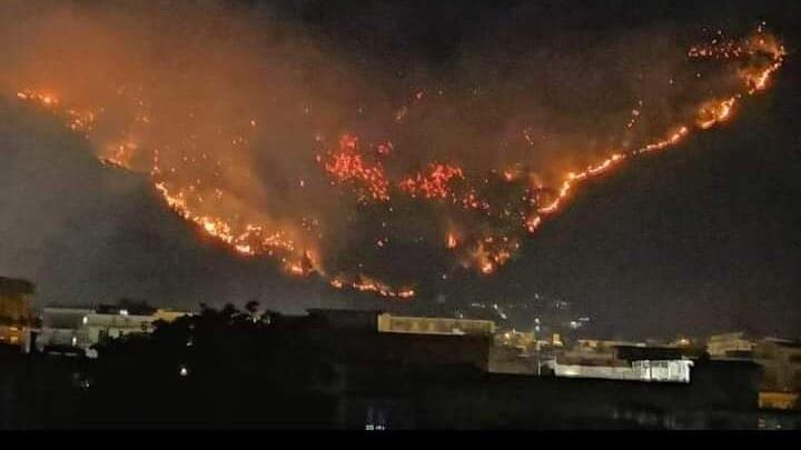 Sarno, evacuate 200 persone per un vasto incendio