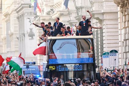 La grande festa per le strade di Roma: la gente rende omaggio all'Italia di Mancini 8
