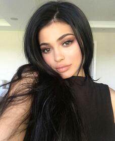 Kylie Jenner sexy: capelli fluorescenti 18