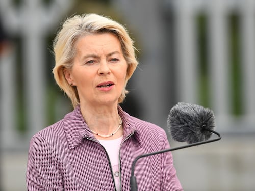 Von der Leyen al confine Est: "Putin predatore da fermare. Il piano per le truppe a Kiev"
