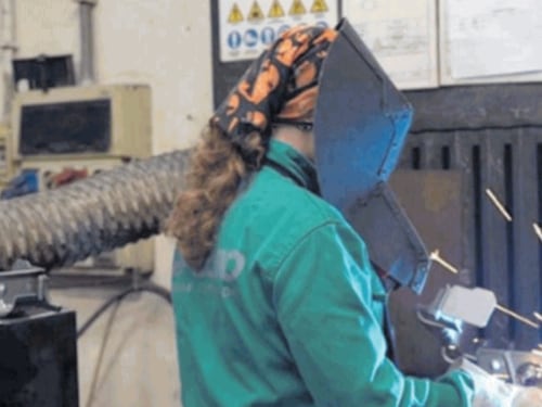 Saldatori introvabili, fabbriche in crisi: mancano 100mila operai all’anno. I lavori (faticosi) che nessuno vuole