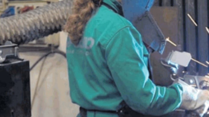 Saldatori introvabili, fabbriche in crisi: mancano 100mila operai all’anno. I lavori (faticosi) che nessuno vuole