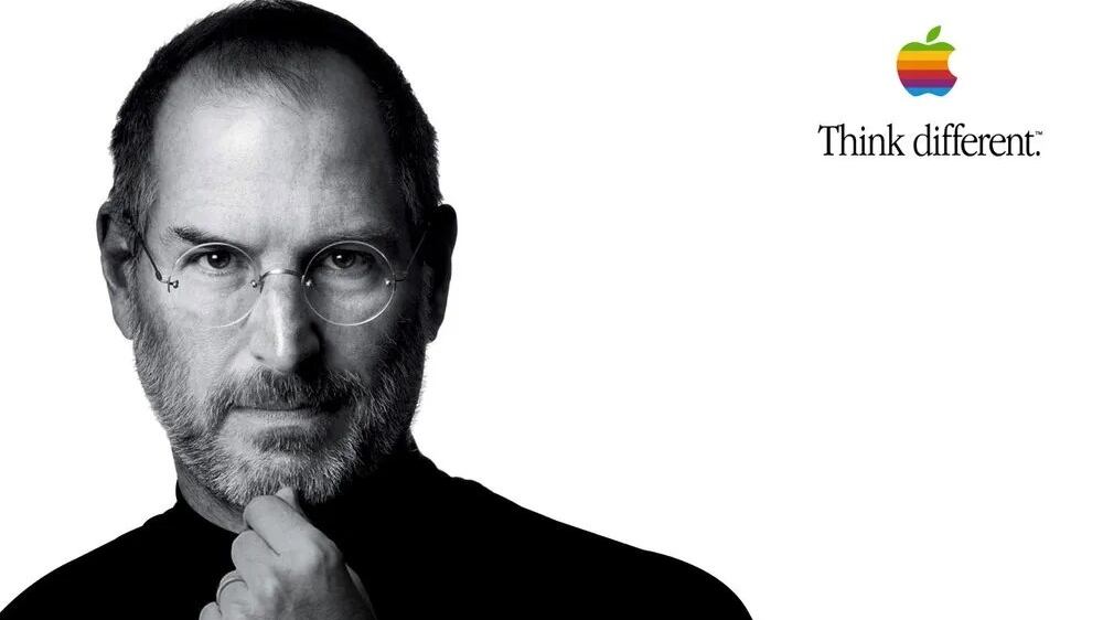 50 anni di Apple: quel "Think different" di Steve Jobs nell'epoca in cui tutti pensano uguale con l'AI