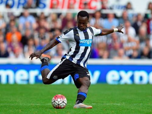 Il calciatore Tiotè muore dopo un allenamento: aveva giocato nel Newcastle