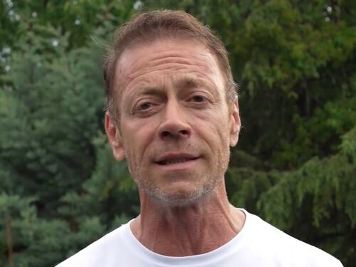 "Quando ti stringevo...". Rocco Siffredi denunciato da una giornalista per molestie