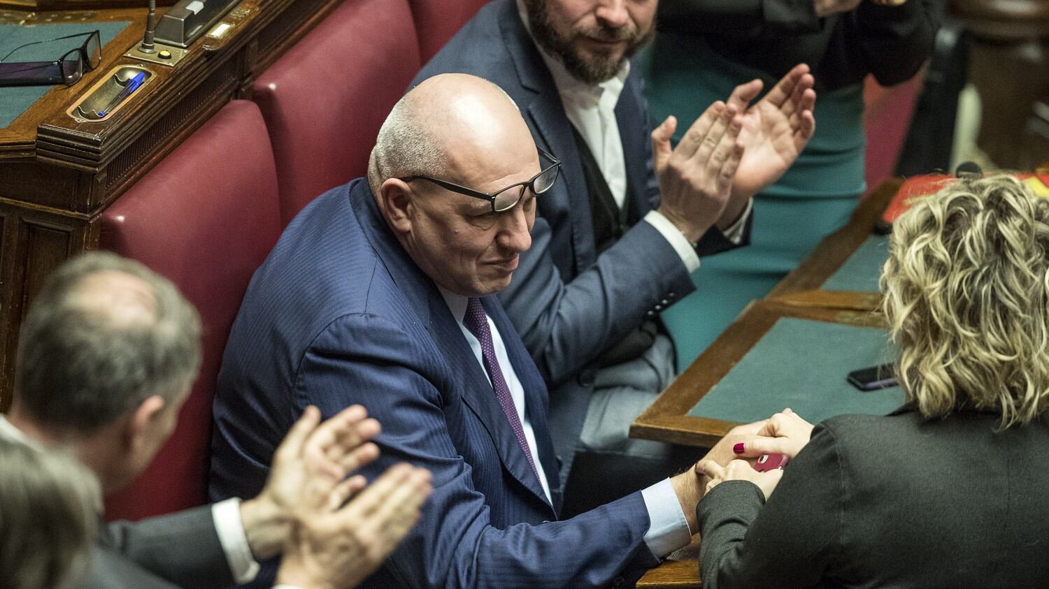 Camera accoglie dimissioni, Crosetto commosso