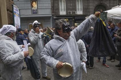 Le proteste alla convention di Bassolino 1