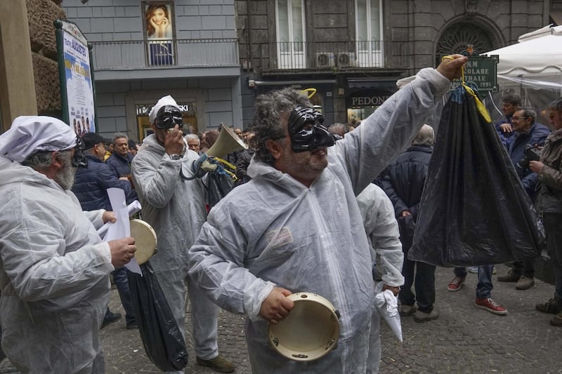 Le proteste alla convention di Bassolino 1