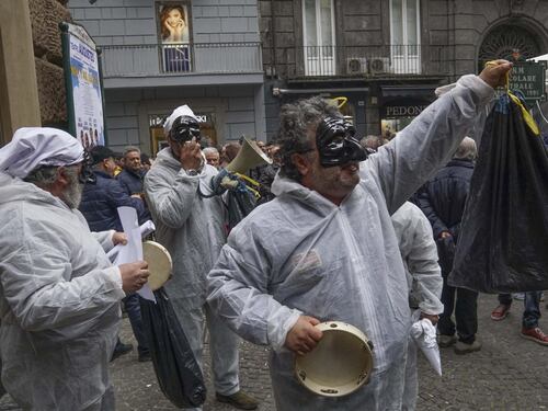 Le proteste alla convention di Bassolino