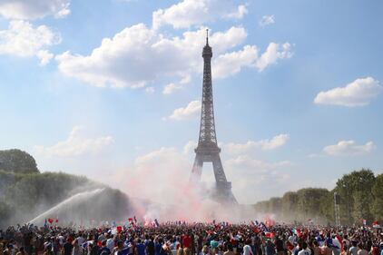 Francia campione del Mondo: tifosi in delirio sotto la Tour Eiffel 12