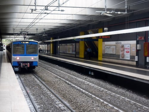 Un uomo d'affari chiede all'operaio di alzarsi perché guadagna di più