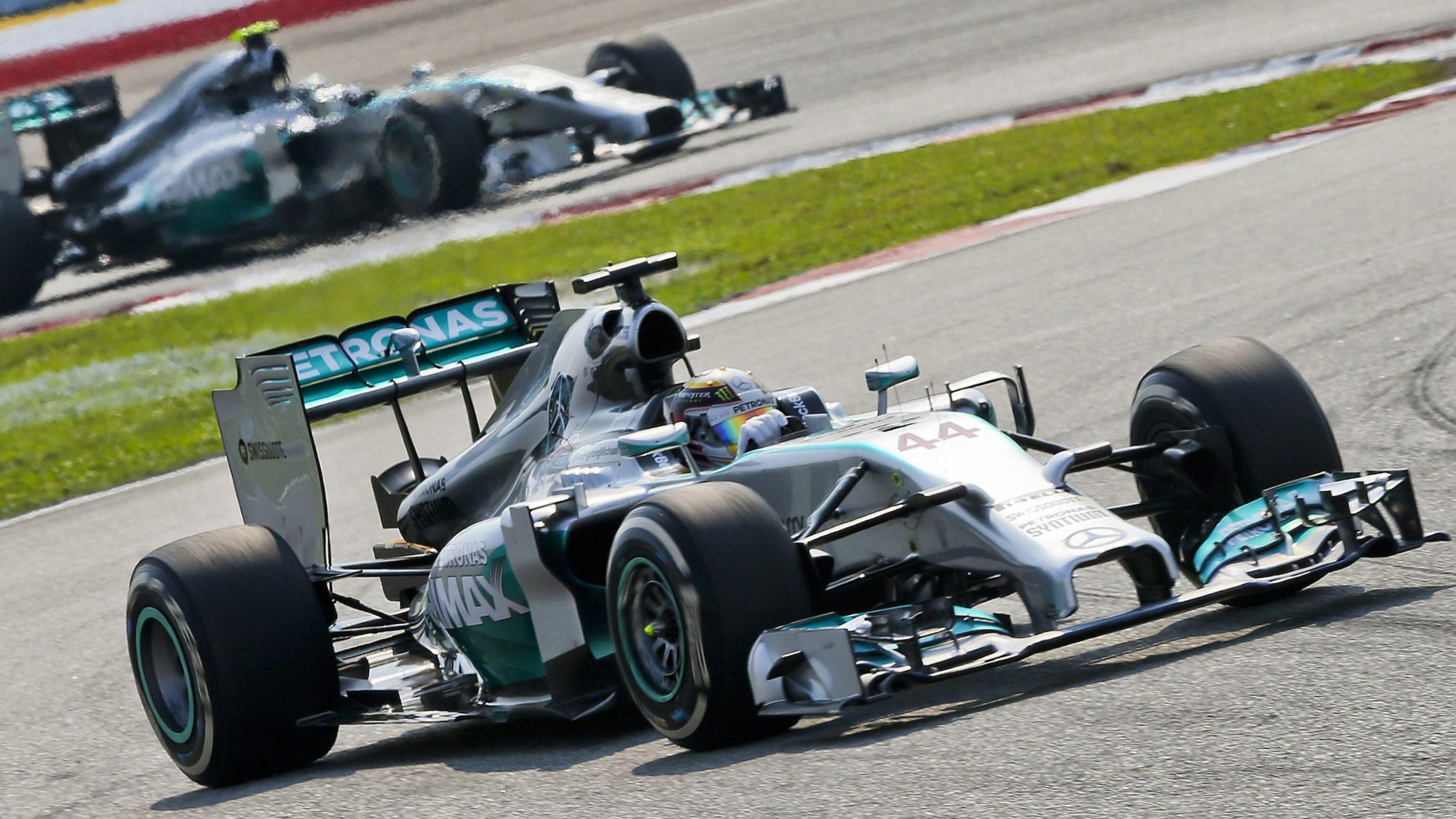 Due Mercedes spaziali. E Alonso tiene in strada il Cavallino spompato