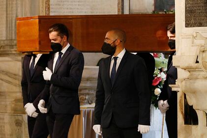 L'ultimo saluto a Raffaella Carrà 1
