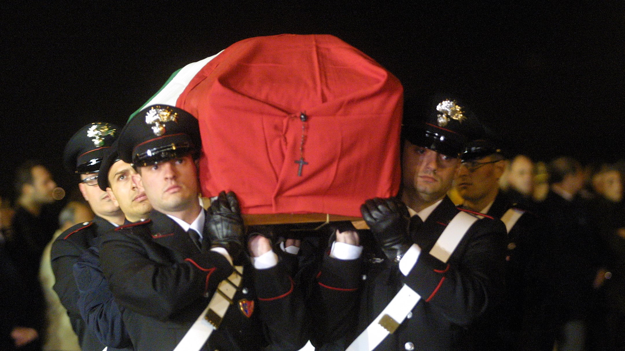 "Dei mercenari". Lo sfregio degli studenti rossi ai militari di Nassiriya