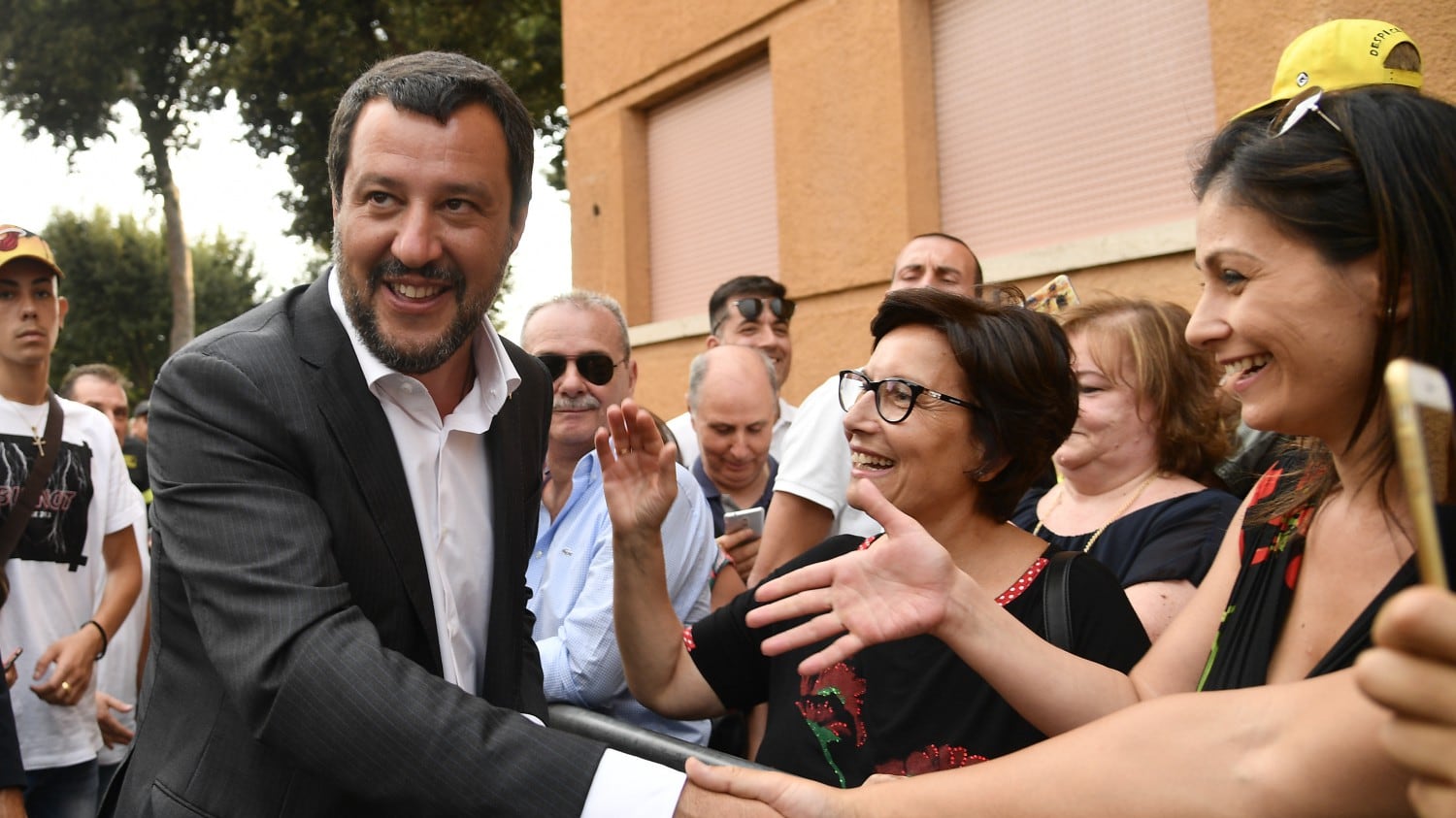 Foggia, Salvini chiude i ghetti: "Immigrazione aiuta la mafia"