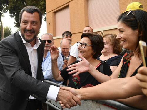 Foggia, Salvini chiude i ghetti: "Immigrazione aiuta la mafia"