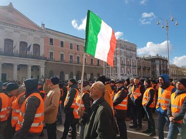 I gilet arancioni in piazza a Bari 8