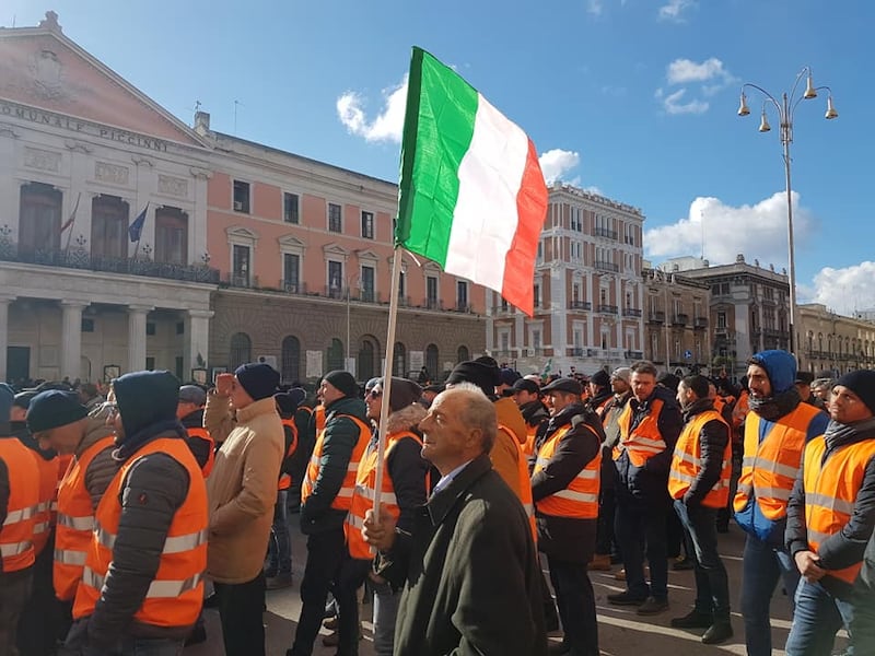 I gilet arancioni in piazza a Bari 8