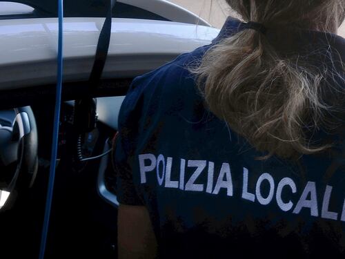 Straniero si spoglia e poi picchia i poliziotti: arrestato