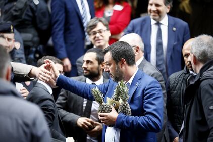 Salvini e l'ananas al seminario di Confcooperative 2