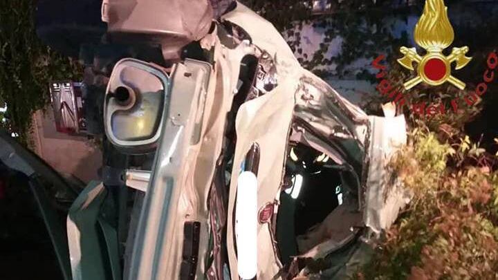 Auto si ribalta, tre ventenni muoiono sul colpo