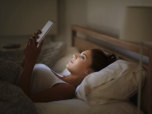 "Non usate il cellulare prima di andare a dormire: fa ingrassare"