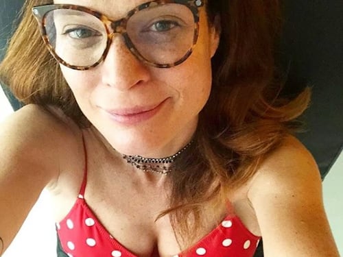 Jane Alexander, polemica social per le foto sexy