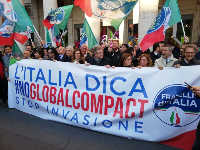 Il flash mob di Fratelli d'Italia contro il Global compact 7