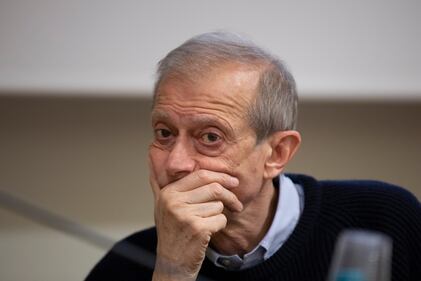 Piero Fassino: "Ci penso, stia tranquilla, la richiamo a breve..."
